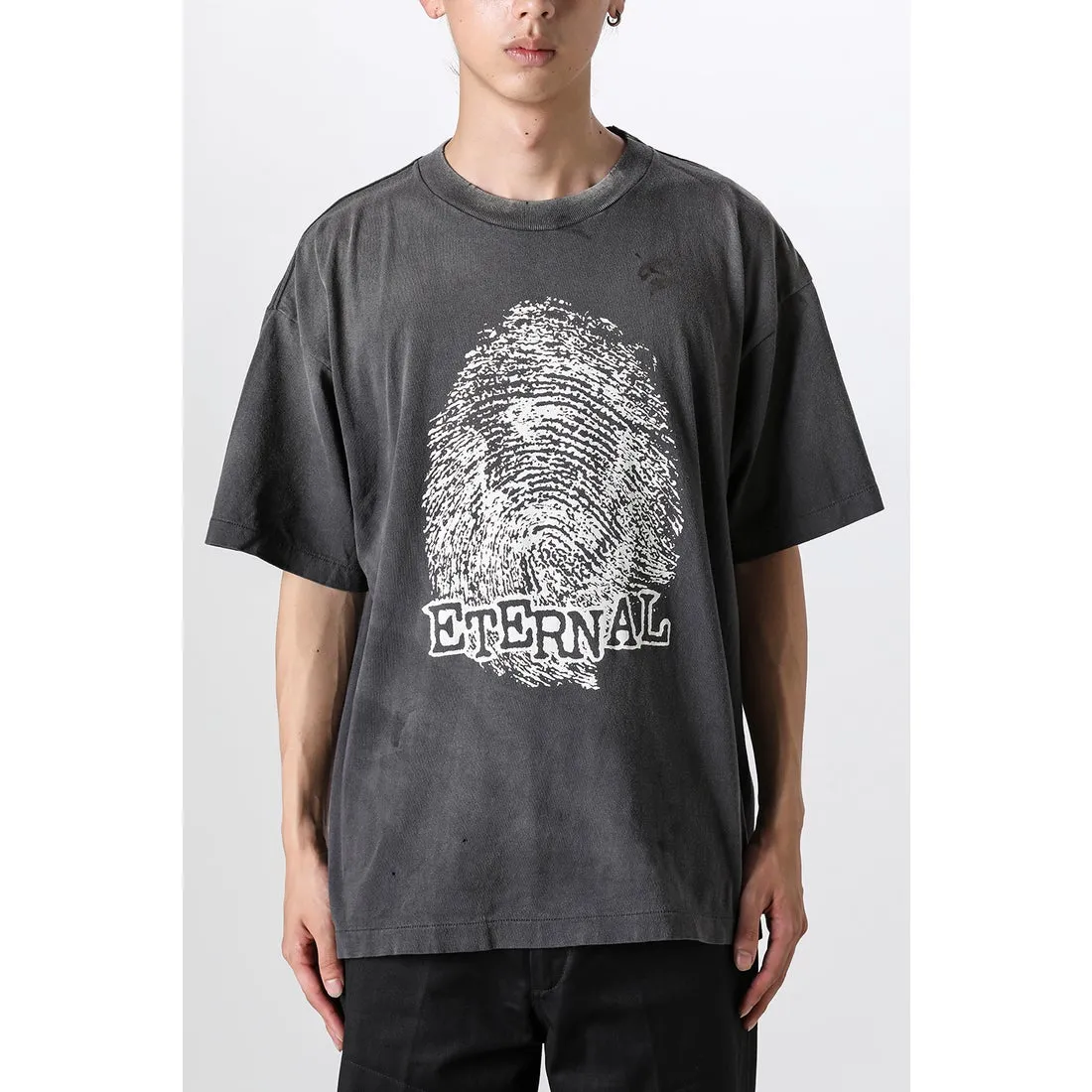 SAINT Mxxxxxx CHOSEN SS TEE/BLK Burst pattern/fingerprint print Chosen Tee Washed black S-XL Look for cylindrical fabrics without side seams. Don’t buy open-width fabrics anymore. It’s boring. Assute garment dyeing. Spray the whole piece with Ma Liu. Re-spray heavy fade. Collar and cuffs are frayed. Many places are broken. Authentic grade printing restored. Original consistent main mark/wash mark/with little angel anti-counterfeiting label.